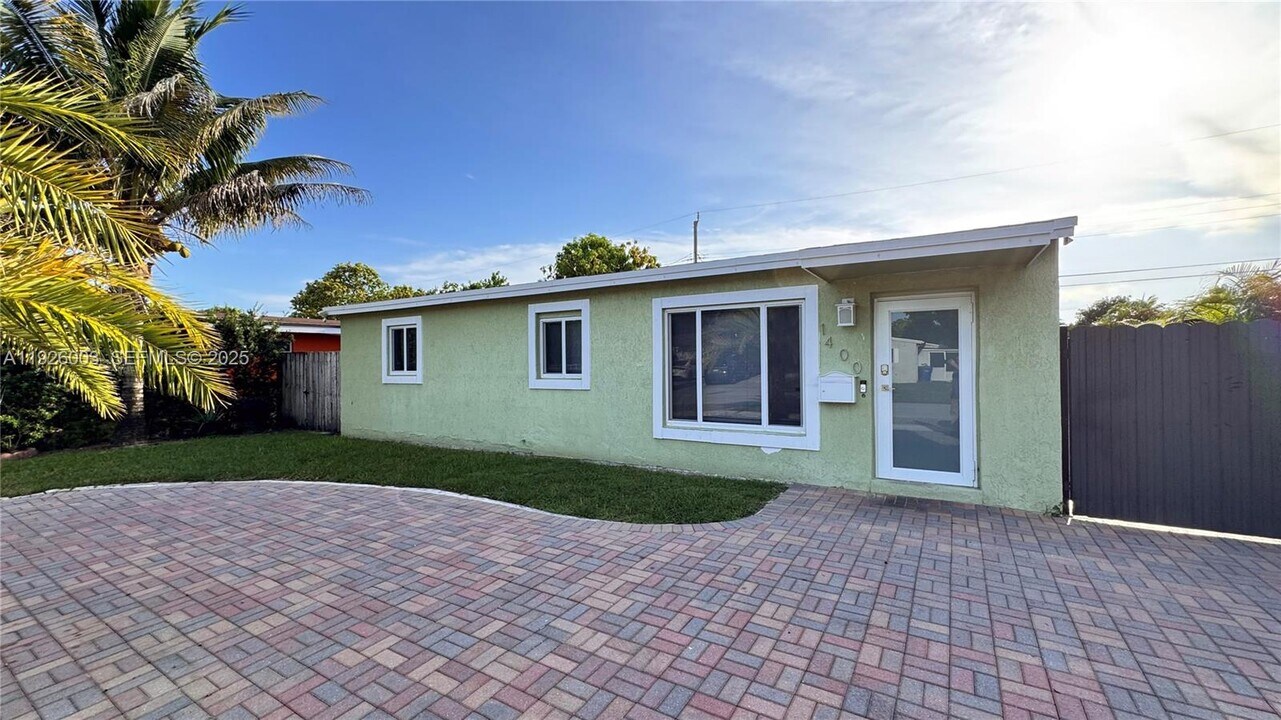 1400 N 70th Way in Hollywood, FL - Building Photo
