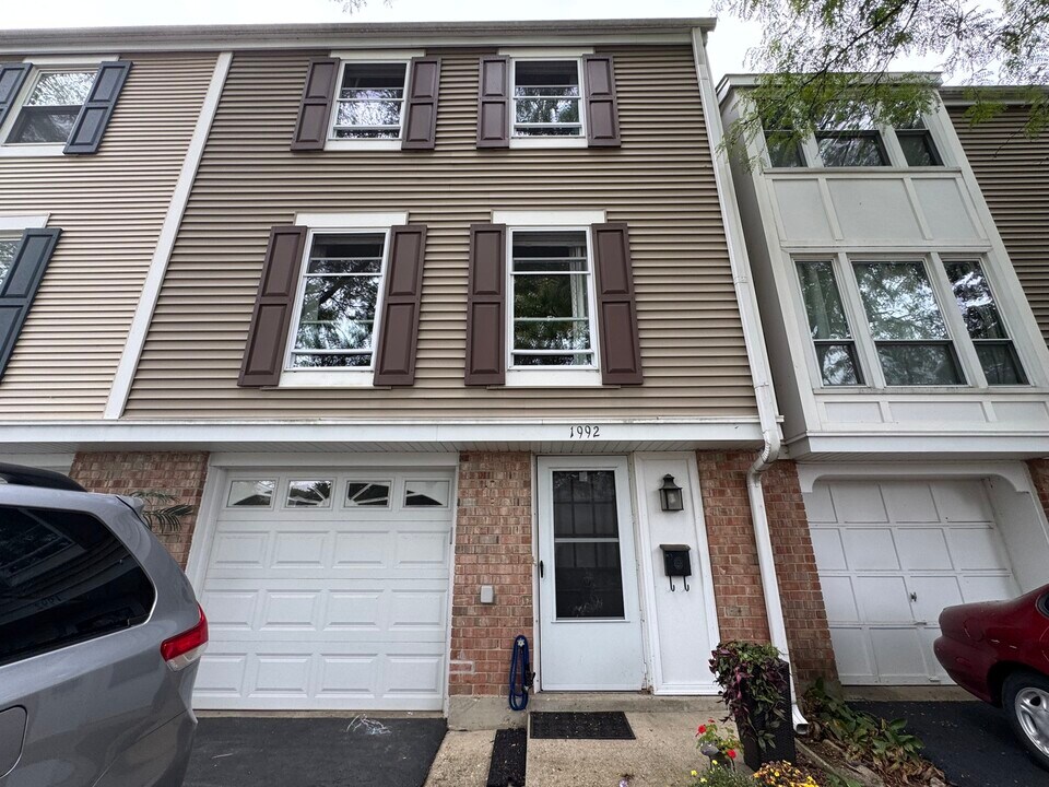 1992 Holbrook Ln in Hoffman Estates, IL - Building Photo