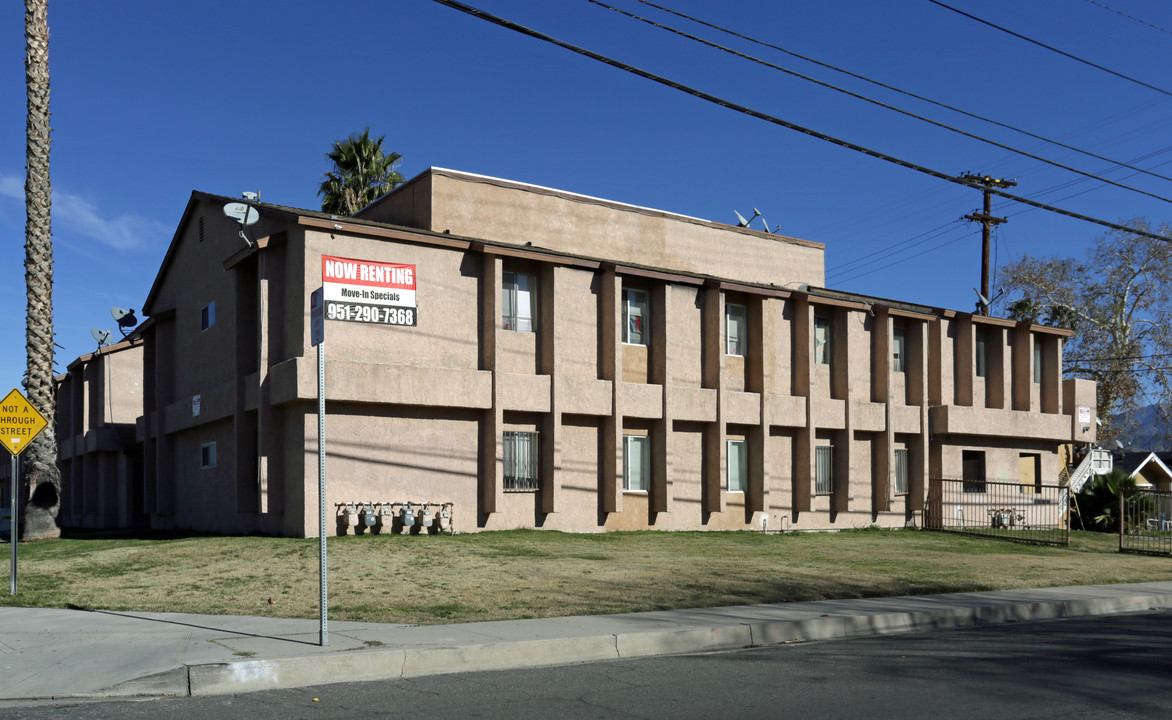 1319 N Acacia Ave in San Bernardino, CA - Foto de edificio