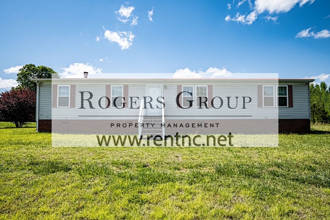 689 Blue Wing Rd in Roxboro, NC - Building Photo