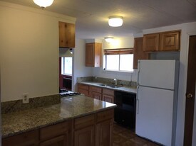 106 14th St in Carlin, NV - Building Photo