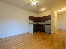 813 W Cornelia Ave, Unit 310 in Chicago, IL - Building Photo