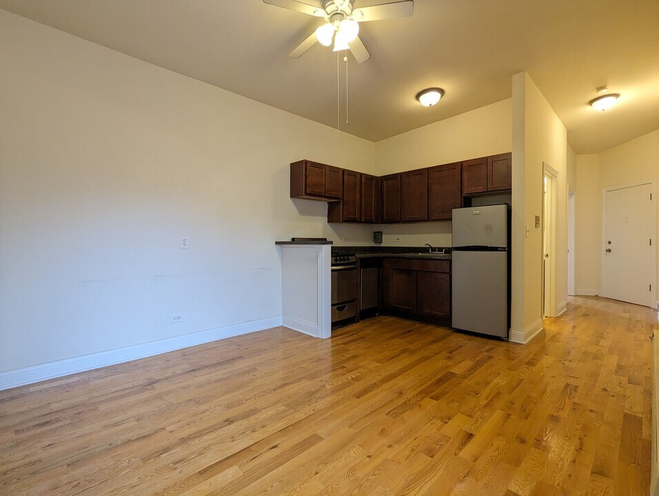 813 W Cornelia Ave, Unit 310 in Chicago, IL - Building Photo