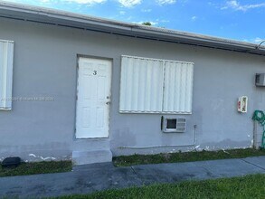 1293 NE 109th St in Miami, FL - Building Photo - Building Photo