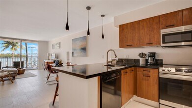 750 NE 64th St in Miami, FL - Foto de edificio - Building Photo