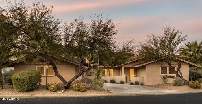 5635 E Lincoln Dr in Scottsdale, AZ - Foto de edificio