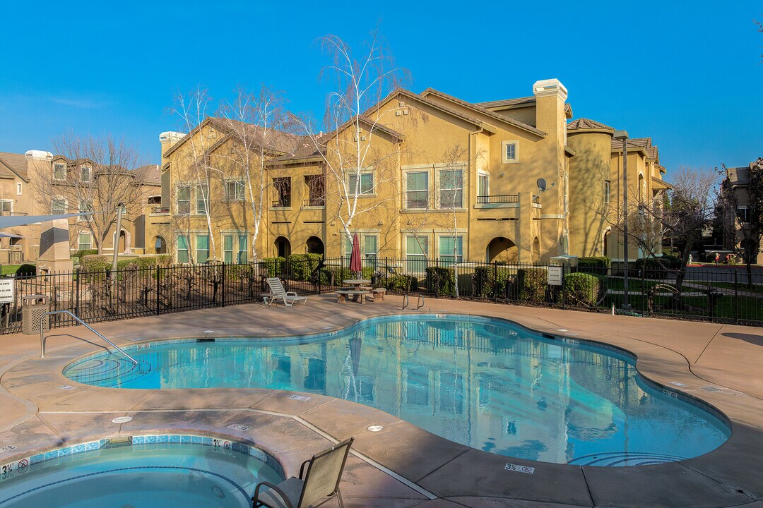 Syrah at Natomas Park in Sacramento, CA - Building Photo