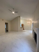 2300 Quiet Wood Dr in Austin, TX - Foto de edificio - Building Photo