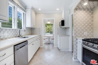 10514 Rochester Ave in Los Angeles, CA - Building Photo - Building Photo