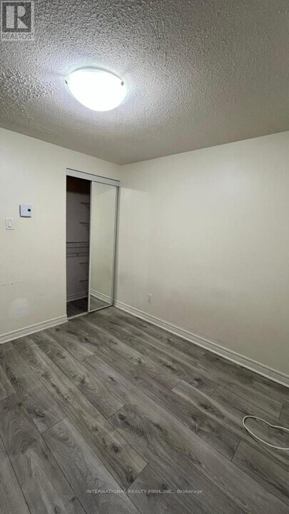 54 Hoskins Square in Brampton, ON - Building Photo