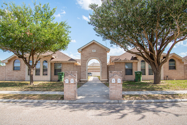 1009 Cedarwood Dr, Unit 2 in Rio Grande City, TX - Building Photo - Building Photo