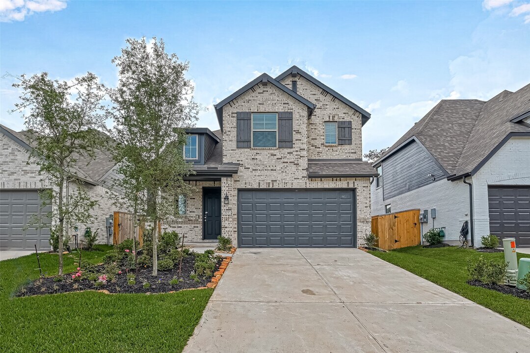 323 Highland Bayou Dr in Conroe, TX - Building Photo