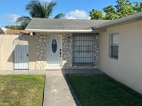 3163 NW 29th St, Unit 3163 A in Miami, FL - Building Photo - Building Photo