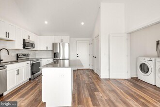 7037 Ridge Ave in Philadelphia, PA - Building Photo - Building Photo