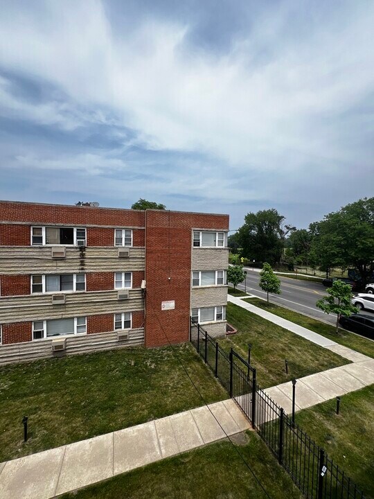 2405 W Balmoral Ave in Chicago, IL - Building Photo