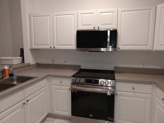 2696 S Knightsbridge Cir, Unit 36 in Ann Arbor, MI - Building Photo - Building Photo