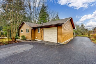 1115 Grow Ave NW in Bainbridge Island, WA - Foto de edificio - Building Photo