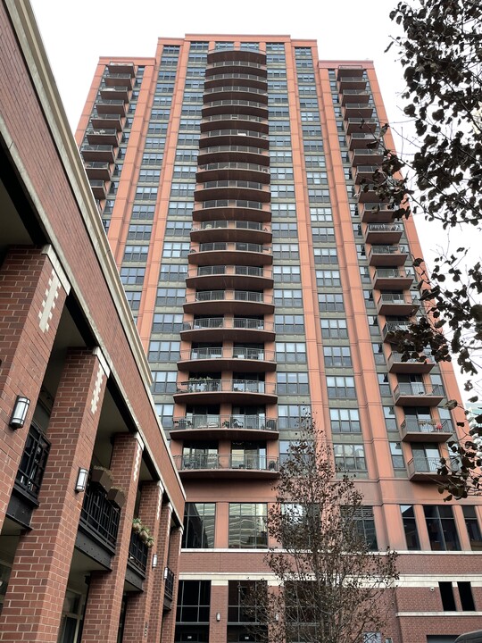 330 N Jefferson St, Unit 1407 in Chicago, IL - Foto de edificio