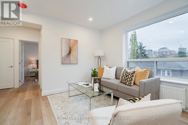 2707 Yonge St in Toronto, ON - Building Photo - Building Photo