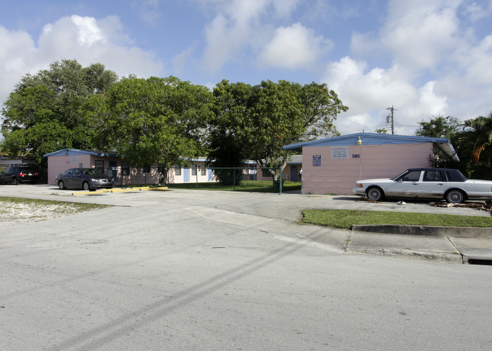 585-595 NE 139th St in North Miami, FL - Building Photo