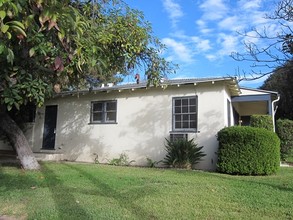 1355 Holliston Ave in Pasadena, CA - Foto de edificio - Building Photo