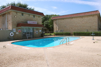 Parkwood Apartments in Garland, TX - Building Photo - Building Photo