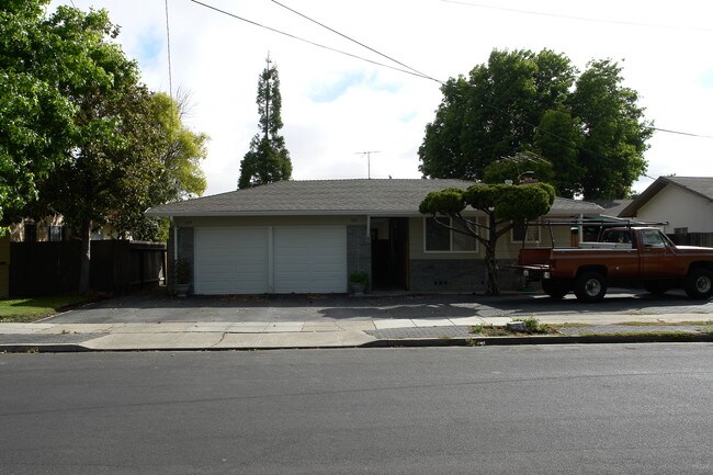 1635 Sierra St in Redwood City, CA - Building Photo - Building Photo