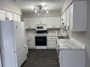 2000 Clarence St in Maplewood, MN - Building Photo - Building Photo