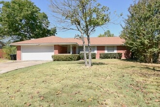 1208 Yellowstone St in Greenville, TX - Building Photo - Building Photo