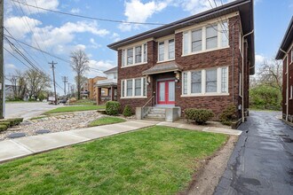 5248 Montgomery Rd, Unit 5248 Highland Views #4 in Cincinnati, OH - Building Photo - Building Photo