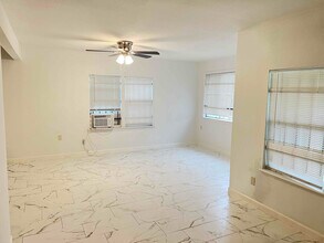 7949 Blue St in Houston, TX - Building Photo - Building Photo