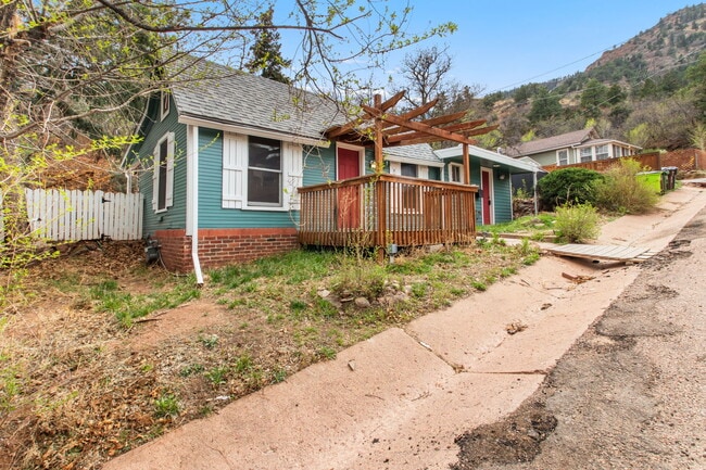 807 Shoshone Pl in Manitou Springs, CO - Building Photo - Building Photo