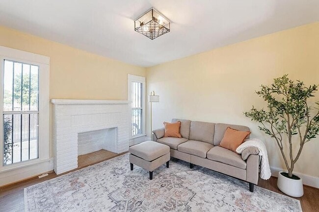 1321 E 48th St in Los Angeles, CA - Foto de edificio - Building Photo