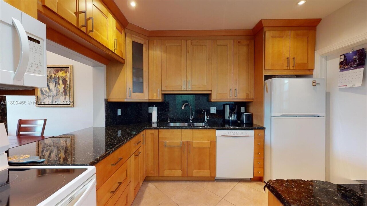 329 SE 3rd St in Hallandale Beach, FL - Building Photo