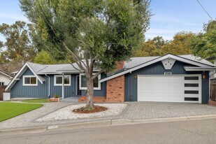 2566 Lancaster Rd in Hayward, CA - Building Photo