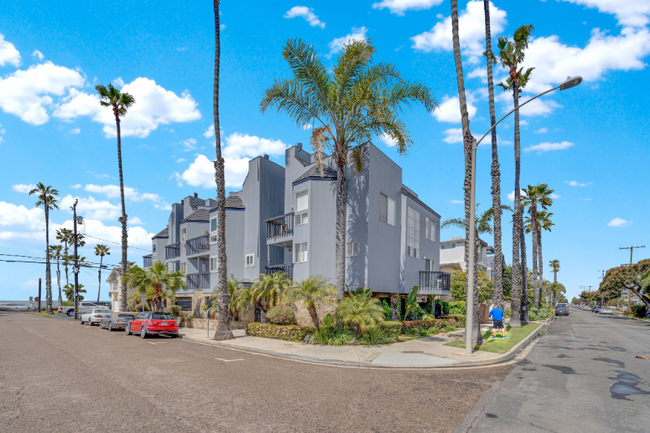 200 Pine St in Oceanside, CA - Building Photo - Building Photo