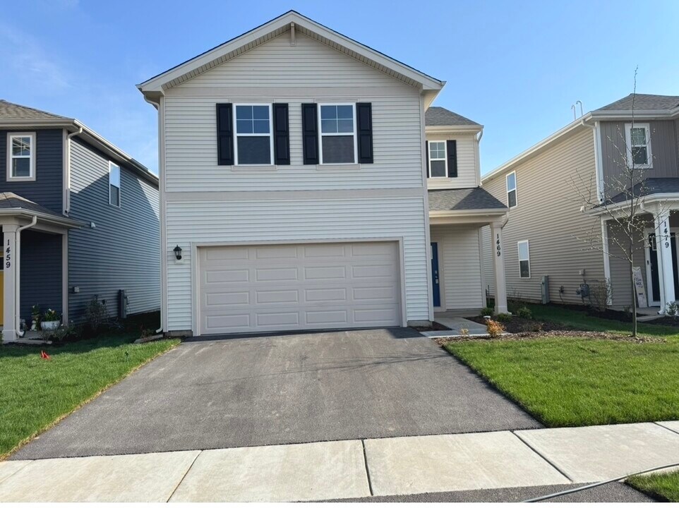 1469 Grand Tetons Dr in Pingree Grove, IL - Building Photo