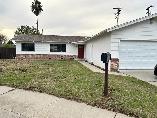 1941 Reseda Ln