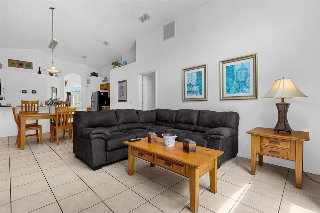 161 Castaway Beach Way in Kissimmee, FL - Building Photo