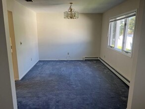 6 Seabreeze Ln. in West Islip, NY - Building Photo - Building Photo