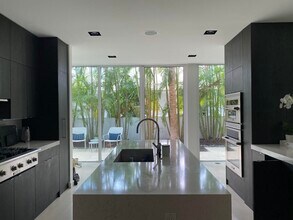 243 Venetian Dr in Delray Beach, FL - Building Photo - Building Photo