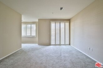 6400 Crescent Park E, Unit 302 in Los Angeles, CA - Building Photo - Building Photo