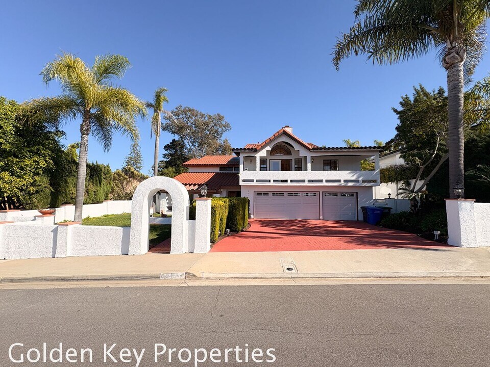 2475 Unicornio St in Carlsbad, CA - Building Photo