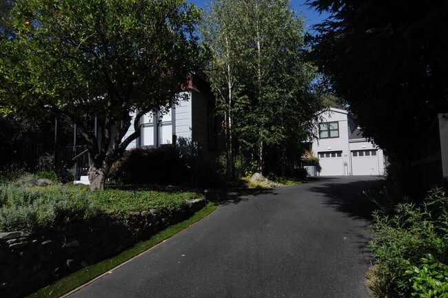 31-33 Bayview Ave in Los Gatos, CA - Foto de edificio - Building Photo