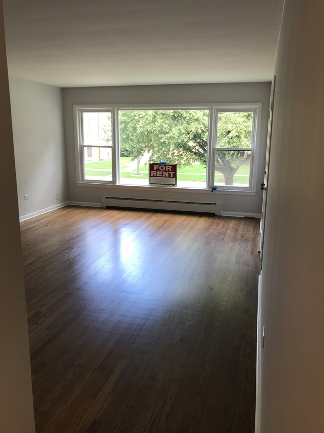 8022 Oriole Ave, Unit 1 floor in Niles, IL - Foto de edificio - Building Photo