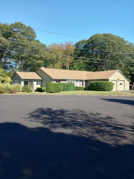 40 Country Club Cir in Stratford, CT - Building Photo