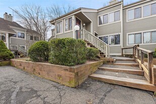 132 Stonemeadow Dr in South Salem, NY - Building Photo