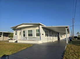 315 50th Avenue Plaza W in Bradenton, FL - Building Photo