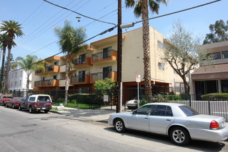 Columbus Apartments in North Hills, CA - Foto de edificio - Building Photo