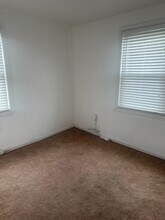 2301 Iverson St, Unit Room 4 in Temple Hills, MD - Foto de edificio - Building Photo